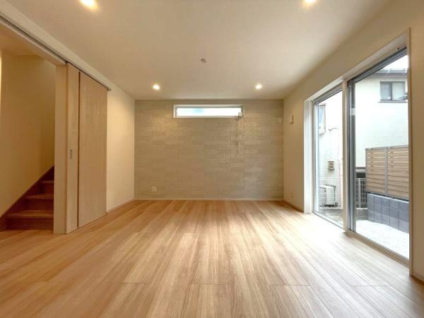 横浜市旭区中白根２丁目の新築一戸建の居間・リビング|家族が自然と集まるリビングは
落ち着きのある空間です♪
