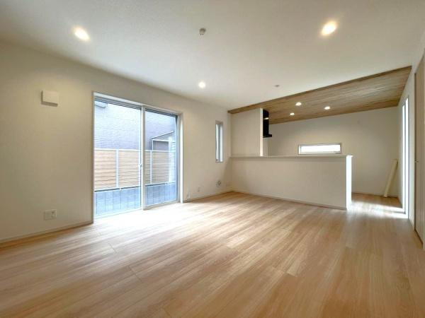横浜市旭区中白根２丁目の新築一戸建の居間・リビング|対面式のキッチンはお料理中でも家族とのお話も弾みます。
