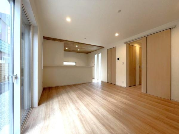 横浜市旭区中白根２丁目の新築一戸建の居間・リビング|窓からは明るい光が差し込みます！
電気をつけなくても明るいです。