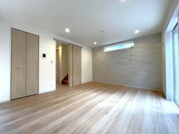 横浜市旭区中白根２丁目の新築一戸建の居間・リビング|明るいLDK！！
陽当たり良好です。
