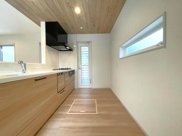 横浜市旭区中白根２丁目の新築一戸建のキッチン|広々としたキッチンは、
落ち着いて料理が出来ます！