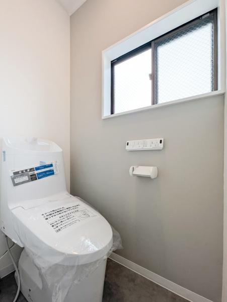 横浜市南区大岡４丁目の中古一戸建のトイレ|スッキリとした多機能付の使いやすいトイレです。
トイレットペーパーや洗剤も入れておける収納付きです！
