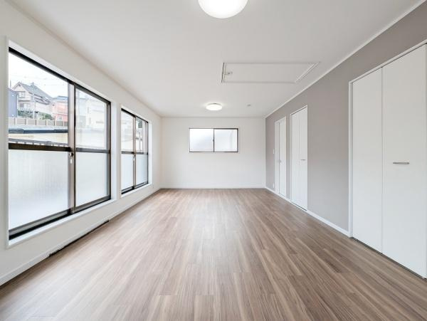 横浜市南区大岡４丁目の中古一戸建の洋室|広さも十分で窓からの光が嬉しい洋室です。