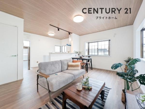 横浜市南区大岡４丁目の中古一戸建の居間・リビング|窓からは明るい光が差し込みます！
電気をつけなくても明るいです。

