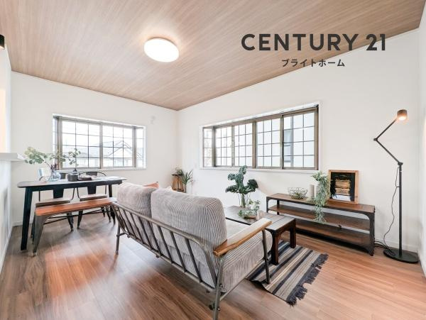 横浜市南区大岡４丁目の中古一戸建の居間・リビング|窓からは明るい光が差し込みます！
電気をつけなくても明るいです。