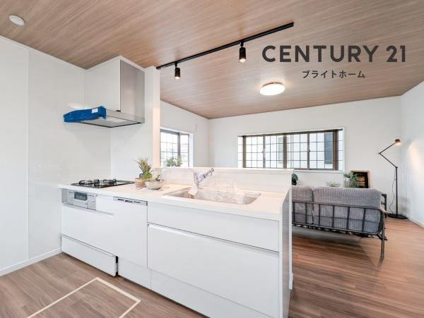 横浜市南区大岡４丁目の中古一戸建のキッチン|食洗器付きなのは家事の負担を軽減してくれる嬉しいポイント♪
広々としたキッチンはお子様と並んでお料理できます。