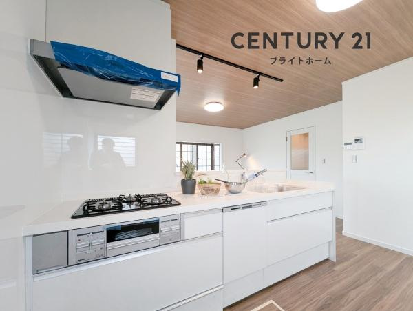 横浜市南区大岡４丁目の中古一戸建のキッチン|対面式のキッチンはお料理中でも家族とのお話も弾みます。
お天気の良い日は電気をつけなくても明るい設備充実のキッチン！
