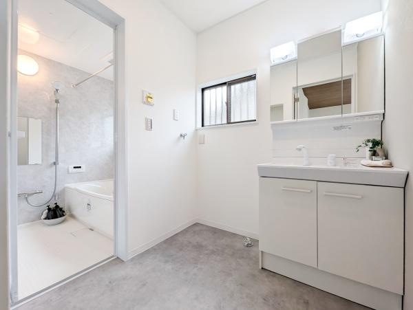 横浜市南区大岡４丁目の中古一戸建の独立洗面台|お化粧もしやすい三面鏡付き独立洗面台、
収納もしっかりあり、洗剤などもしまっておけます。