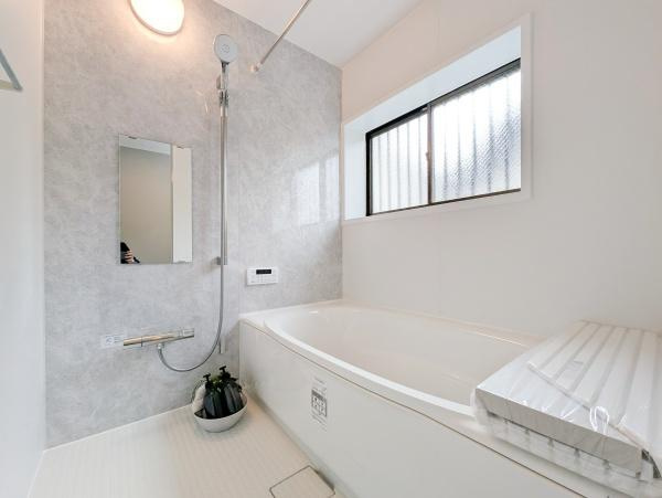 横浜市南区大岡４丁目の中古一戸建の浴室|広々としたバスルームで一日の疲れをいやして下さい！
もちろん、浴室乾燥機付きです！