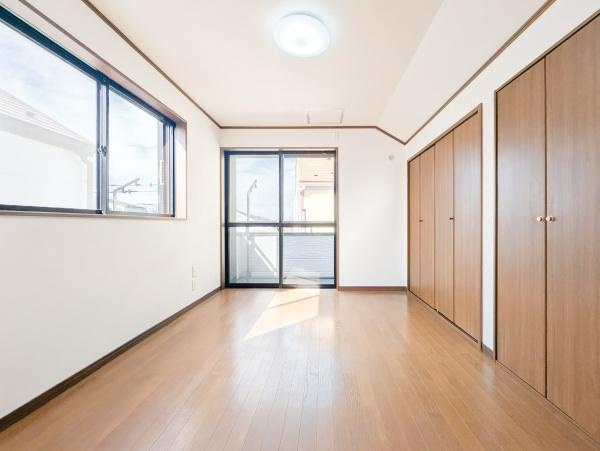 横浜市鶴見区東寺尾東台の中古一戸建の洋室|広さも十分で窓からの光が嬉しい洋室です。