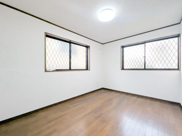 横浜市鶴見区東寺尾東台の中古一戸建の洋室|落ち着きのある洋室です！
休日はこちらでおくつろぎ下さい♪