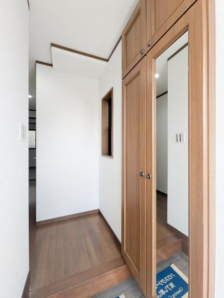 横浜市鶴見区東寺尾東台の中古一戸建の玄関|どこか落ち着きのある玄関！
この明るい玄関が気持ちよく家族を迎え入れます。