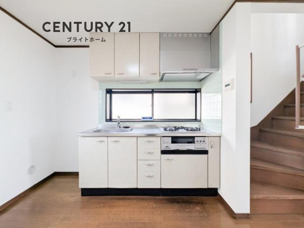 横浜市鶴見区東寺尾東台の中古一戸建のキッチン|広々としたキッチンは、
落ち着いて料理が出来ます！