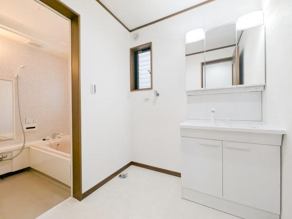 横浜市鶴見区東寺尾東台の中古一戸建の独立洗面台|清潔感のある内装、すっきりとしたデザインです。
水周りが綺麗だと安心ですね。