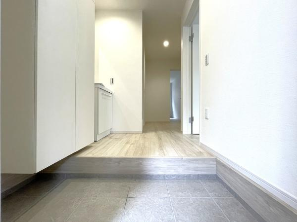 横浜市保土ケ谷区常盤台の新築一戸建の玄関|どこか落ち着きのある玄関！
この明るい玄関が気持ちよく家族を迎え入れます。