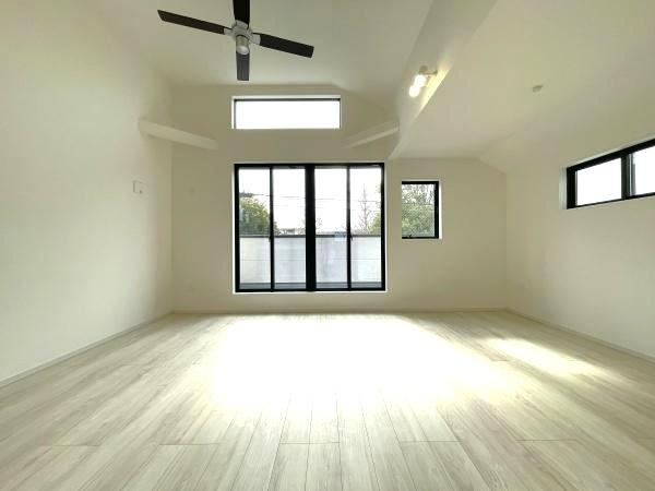 横浜市保土ケ谷区常盤台の新築一戸建の居間・リビング|窓からは明るい光が差し込みます！
電気をつけなくても明るいです。