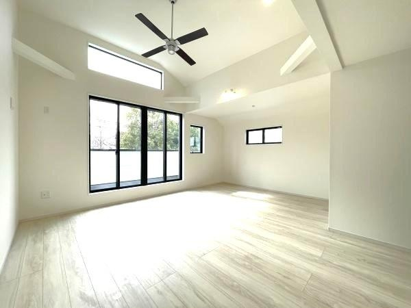 横浜市保土ケ谷区常盤台の新築一戸建の居間・リビング|明るいLDK！！
陽当たり良好です。
