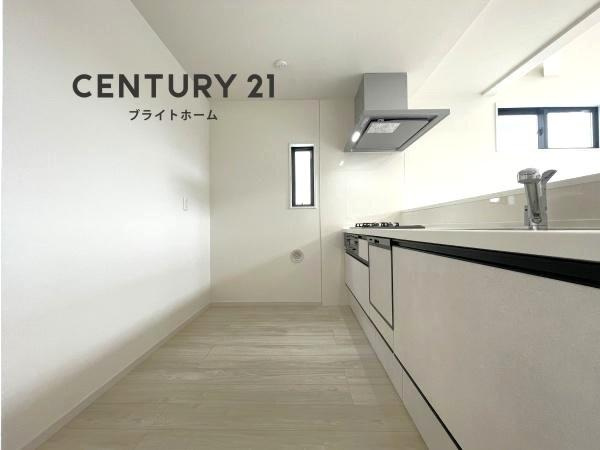 横浜市保土ケ谷区常盤台の新築一戸建のキッチン|広々としたキッチンは、
落ち着いて料理が出来ます！