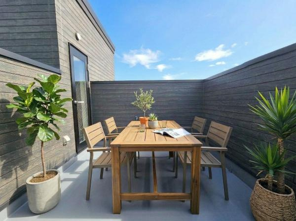 横浜市金沢区寺前１丁目の新築一戸建のバルコニー|広さも十分のルーフバルコニー！！
陽当り・通風良好で洗濯物も良く乾きます。
※家具等はＣＧでの参考レイアウトです。