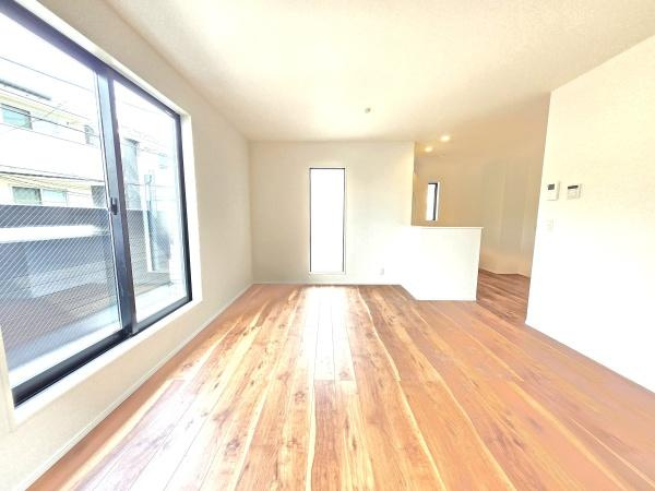 横浜市金沢区寺前１丁目の新築一戸建の居間・リビング|家族が自然と集まるリビングは
落ち着きのある空間です♪
