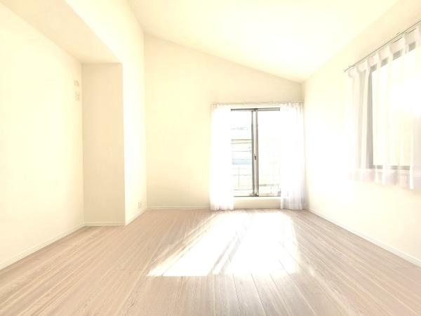 横浜市港北区日吉７丁目の中古一戸建の洋室|広さも十分で窓からの光が嬉しい洋室です。