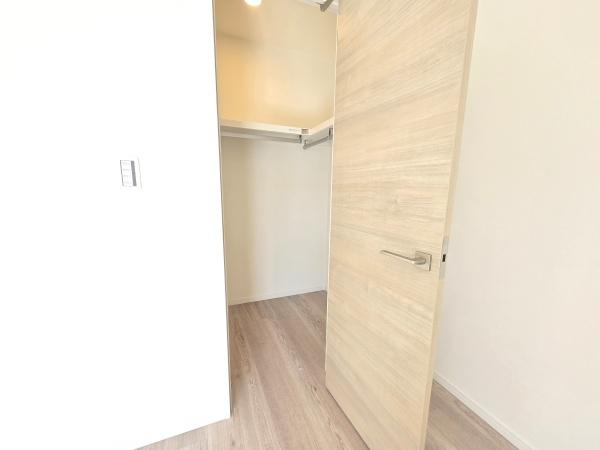 横浜市港北区日吉７丁目の中古一戸建の収納|WICでお部屋もスッキリと利用できます！
洋服以外にも収納できるのは嬉しいポイント！