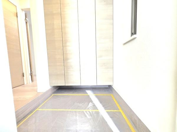 横浜市港北区日吉７丁目の中古一戸建の玄関|この明るい玄関が気持ちよく迎え入れてくれます。