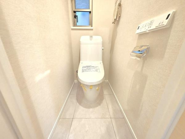 横浜市港北区日吉７丁目の中古一戸建のトイレ|スッキリとしたデザインのトイレ