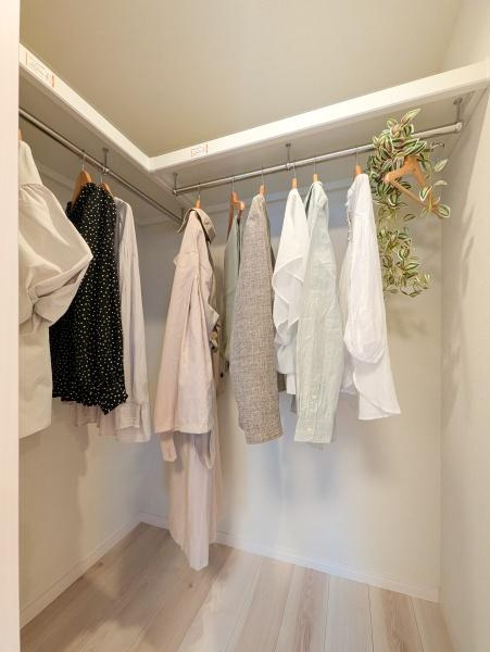 横浜ウェイサイドマンションの収納|WICでお部屋もスッキリと利用できます！
洋服以外にも収納できるのは嬉しいポイント！