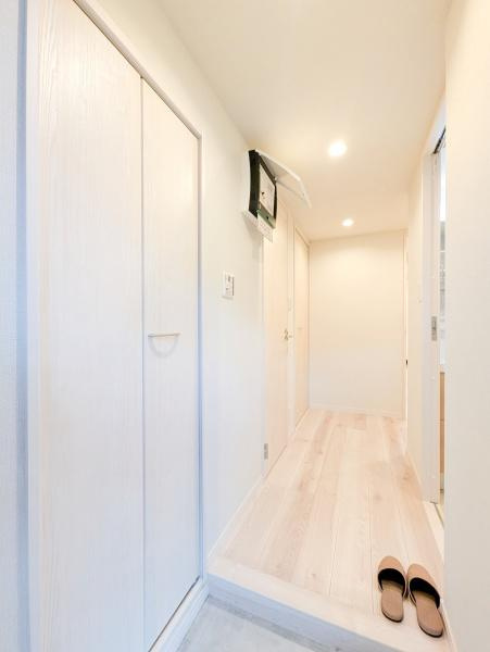 横浜ウェイサイドマンションの玄関|この明るい玄関が気持ちよく迎え入れてくれます。