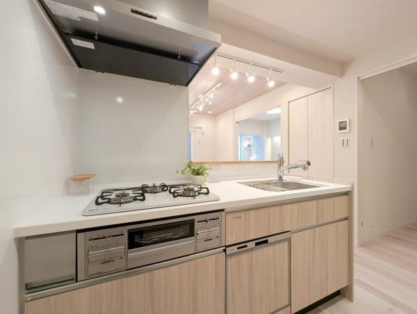 横浜ウェイサイドマンションのキッチン|食洗器付きなのは家事の負担を軽減してくれる嬉しいポイント♪
広々としたキッチンはお子様と並んでお料理できます。