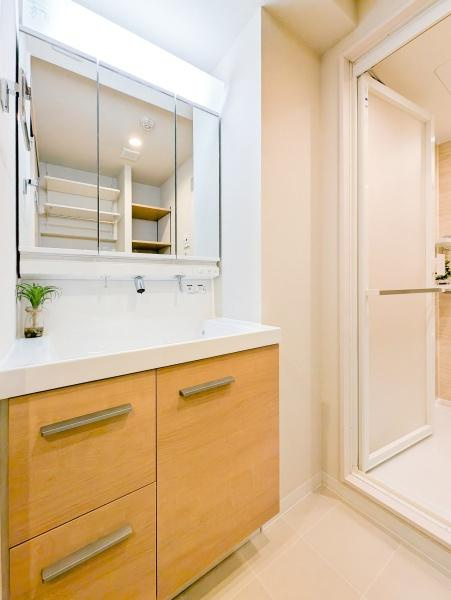 横浜ウェイサイドマンションの独立洗面台|広々とした洗面室には三面鏡付き独立洗面台！