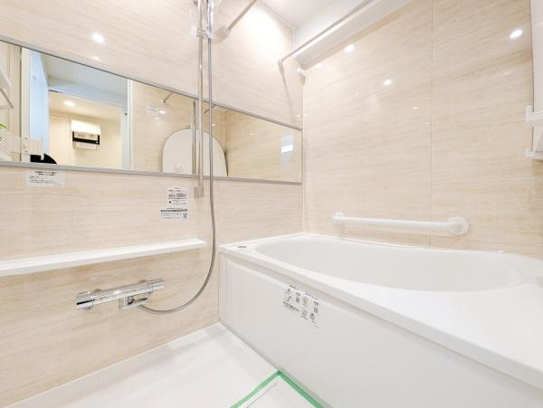 横浜ウェイサイドマンションの浴室|広々としたバスルームで一日の疲れをいやして下さい！
もちろん、浴室乾燥機付きです！