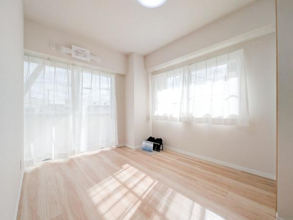 DIKマンション大船の洋室|二面採光の明るく、落ち着きのある洋室！
休日はこちらでおくつろぎ下さい♪