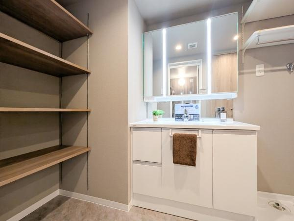 第３大船パークタウンＧ号棟の独立洗面台|広々とした洗面室には三面鏡付き独立洗面台！