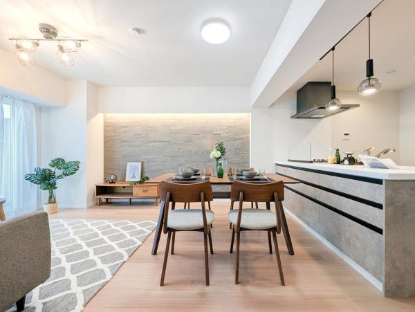 第３大船パークタウンＧ号棟の居間・リビング|窓からは明るい光が差し込みます！
電気をつけなくても明るいです。