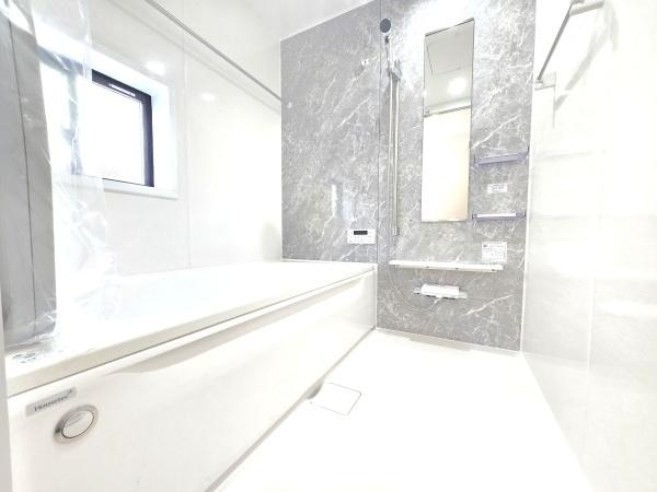 横浜市磯子区杉田８丁目の新築一戸建の浴室|窓付きの浴室です。
このバスルームで一日の疲れを癒してください！