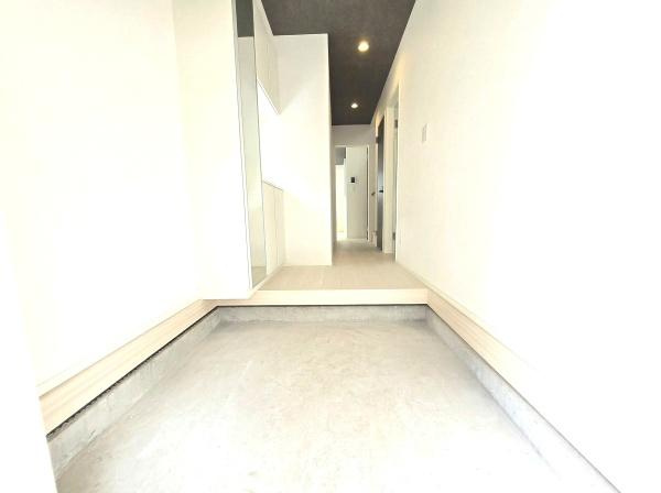 横浜市磯子区杉田８丁目の新築一戸建の玄関|収納豊富な玄関です。
ゆったりとした空間です！