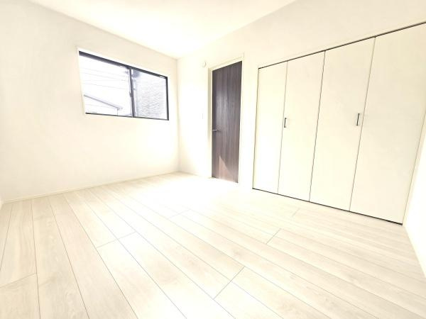 横浜市磯子区杉田８丁目の新築一戸建の洋室|クローゼットもあるので収納にも困りません！
荷物が多い方にも安心です。