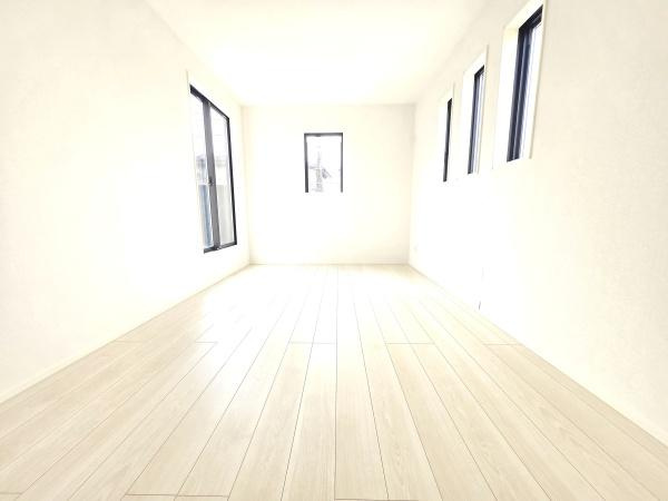 横浜市磯子区杉田８丁目の新築一戸建の洋室|三面採光の明るく、落ち着きのある洋室！
休日はこちらでおくつろぎ下さい♪