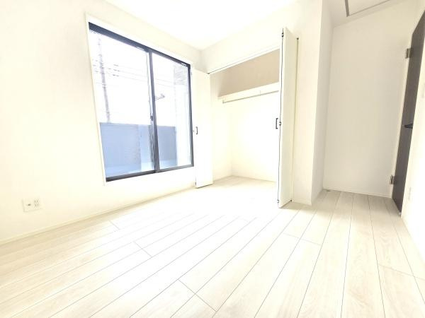 横浜市磯子区杉田８丁目の新築一戸建の洋室|広さも十分で窓からの光が嬉しい洋室です。