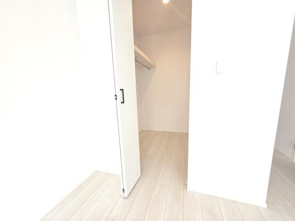 横浜市磯子区杉田８丁目の新築一戸建の収納|WICでお部屋もスッキリと利用できます！
洋服以外にも収納できるのは嬉しいポイント！