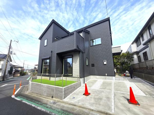 横浜市磯子区杉田８丁目の新築一戸建の前面道路含む現地写真|南西角地の為、陽当たり・開放感良好です♪
是非一度、現地へお越しください。