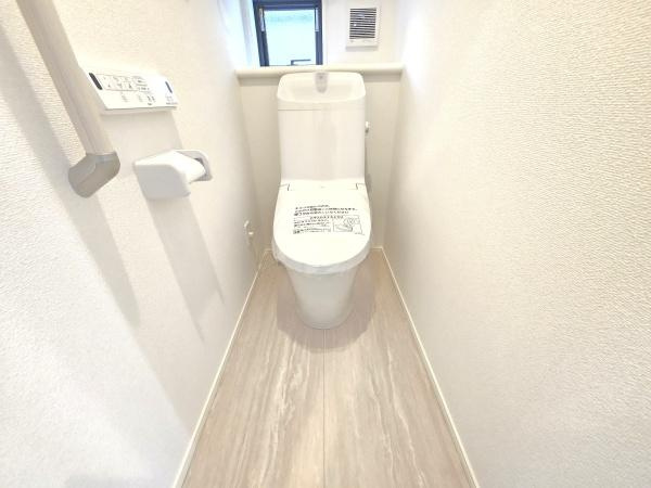 横浜市磯子区杉田８丁目の新築一戸建のトイレ|スッキリとした多機能付の使いやすいトイレです。
トイレットペーパーや洗剤も入れておける収納付きです！
