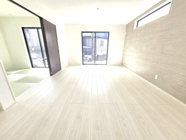 横浜市磯子区杉田８丁目の新築一戸建の居間・リビング|窓からは明るい光が差し込みます！
電気をつけなくても明るいです。