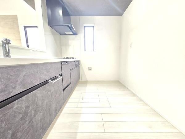 横浜市磯子区杉田８丁目の新築一戸建のキッチン|広々としたキッチンは、
落ち着いて料理が出来ます！