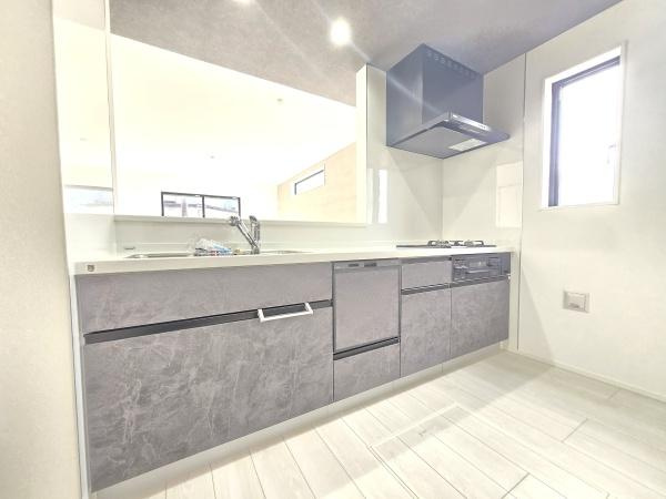 横浜市磯子区杉田８丁目の新築一戸建のキッチン|収納豊富なキッチン。
ここまで収納スペースがあるとキッチン周りをきれいに保てますね！