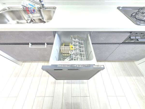 横浜市磯子区杉田８丁目の新築一戸建のキッチン|食洗器付きなのは家事の負担を軽減してくれる嬉しいポイント♪
広々としたキッチンはお子様と並んでお料理できます。