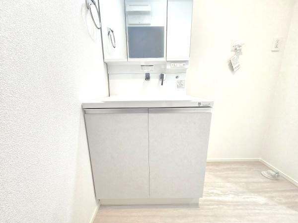 横浜市磯子区杉田８丁目の新築一戸建の独立洗面台|清潔感のある内装、すっきりとしたデザインです。
水周りが綺麗だと安心ですね。