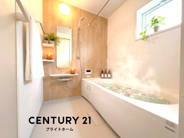 横浜市旭区今宿南町の新築一戸建の浴室|窓付きの浴室です。
このバスルームで一日の疲れを癒してください！
※家具等はCGでの参考レイアウトです。
